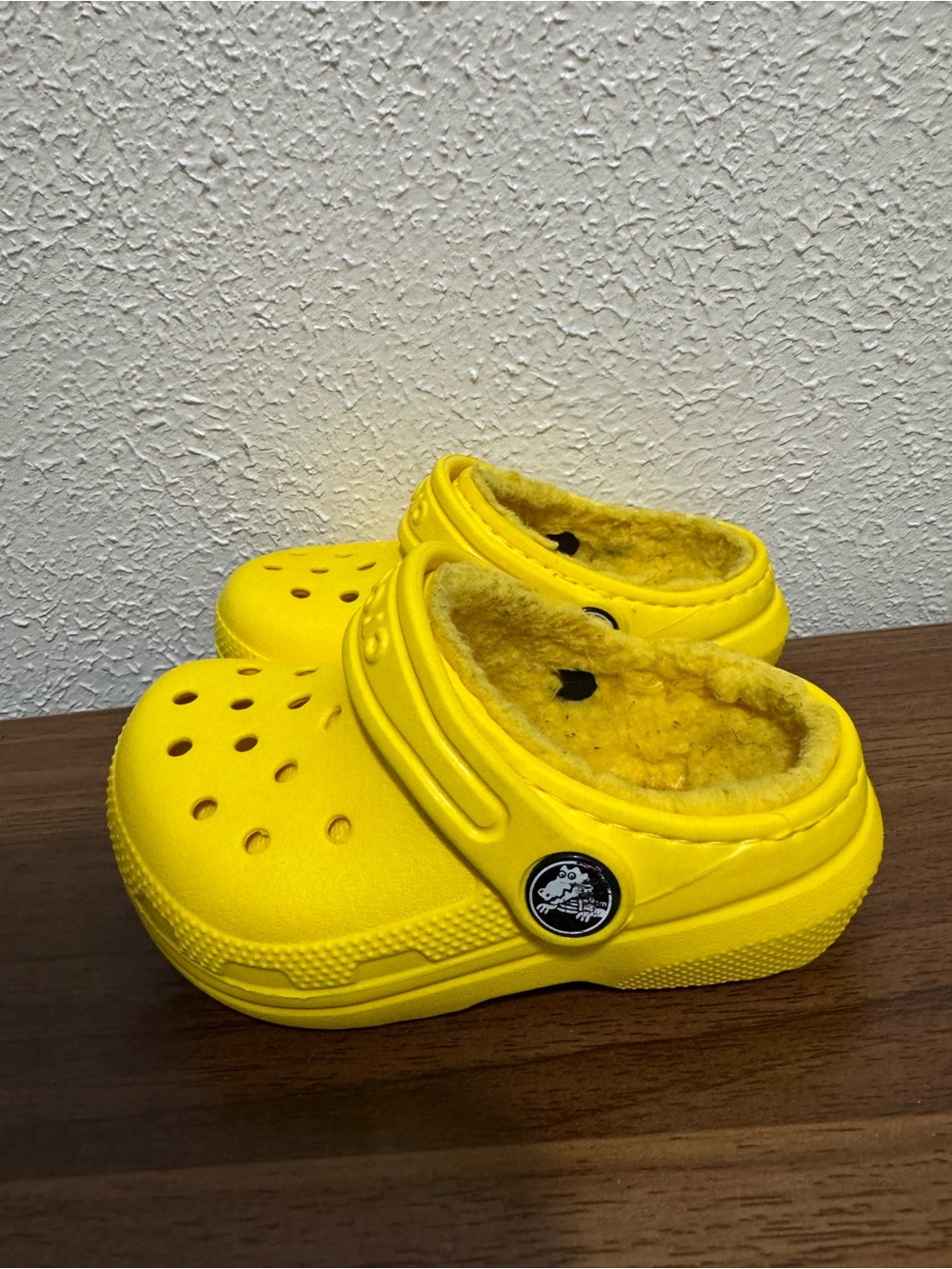 CROCS Toddler Yellow Fleece-Lined Clogs size 6C